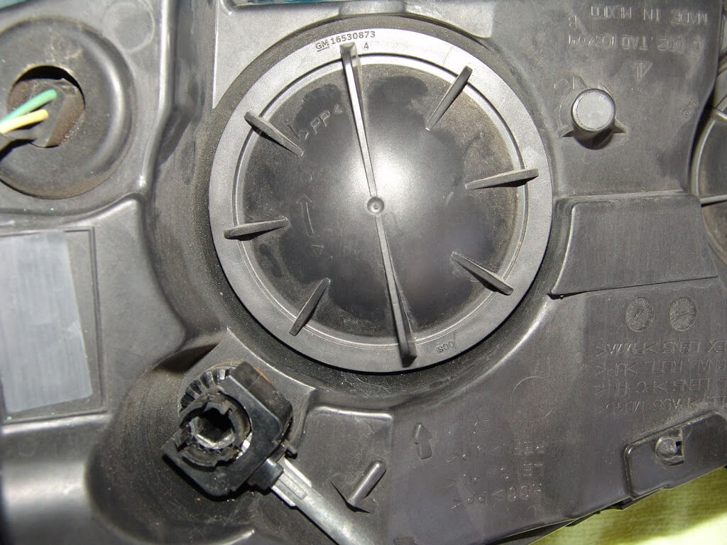 2007 Pontiac G6, Changing The Headlight Bulb & Harness Connector