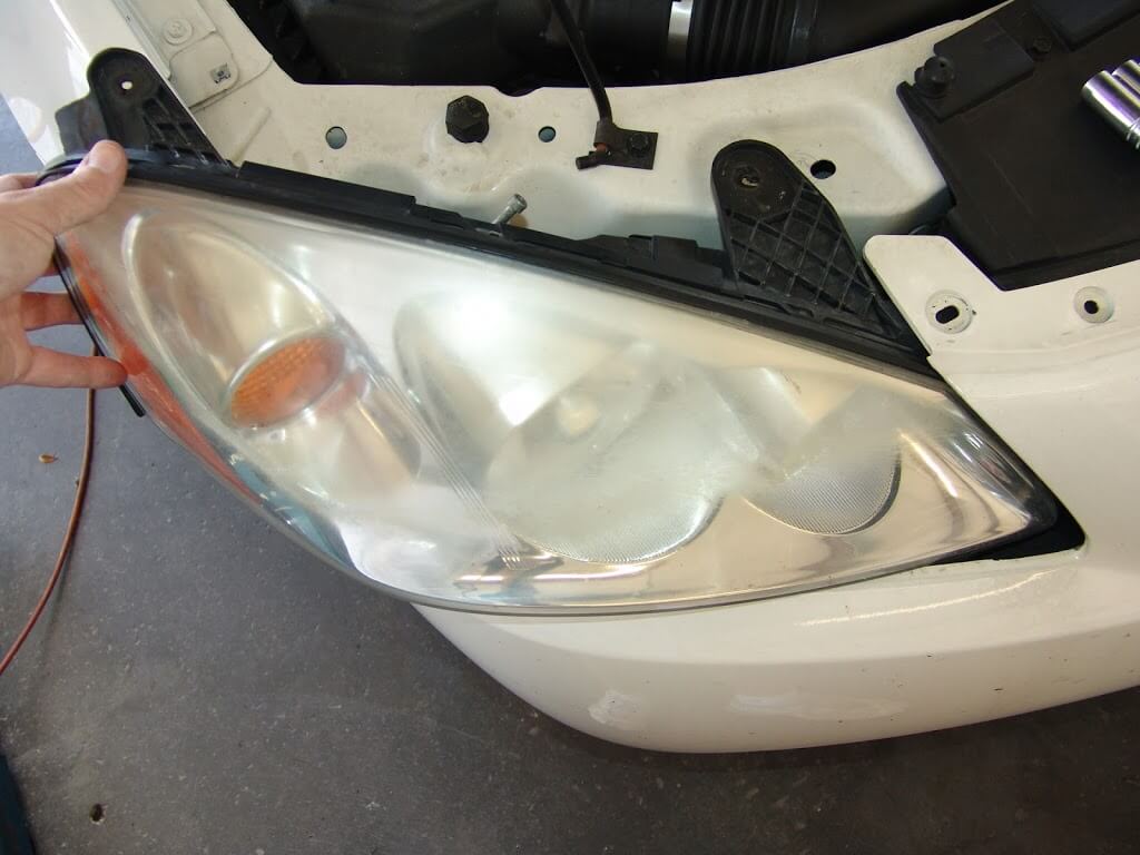 2007 Pontiac G6, Changing The Headlight Bulb & Harness Connector