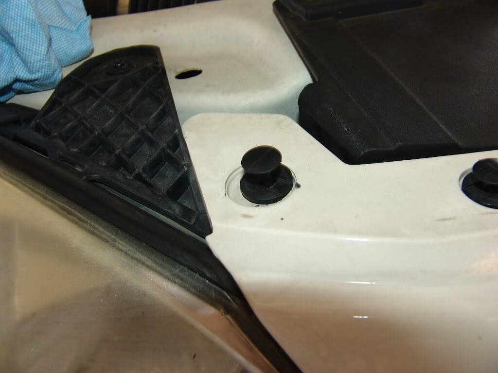 2007 Pontiac G6, Changing The Headlight Bulb & Harness Connector